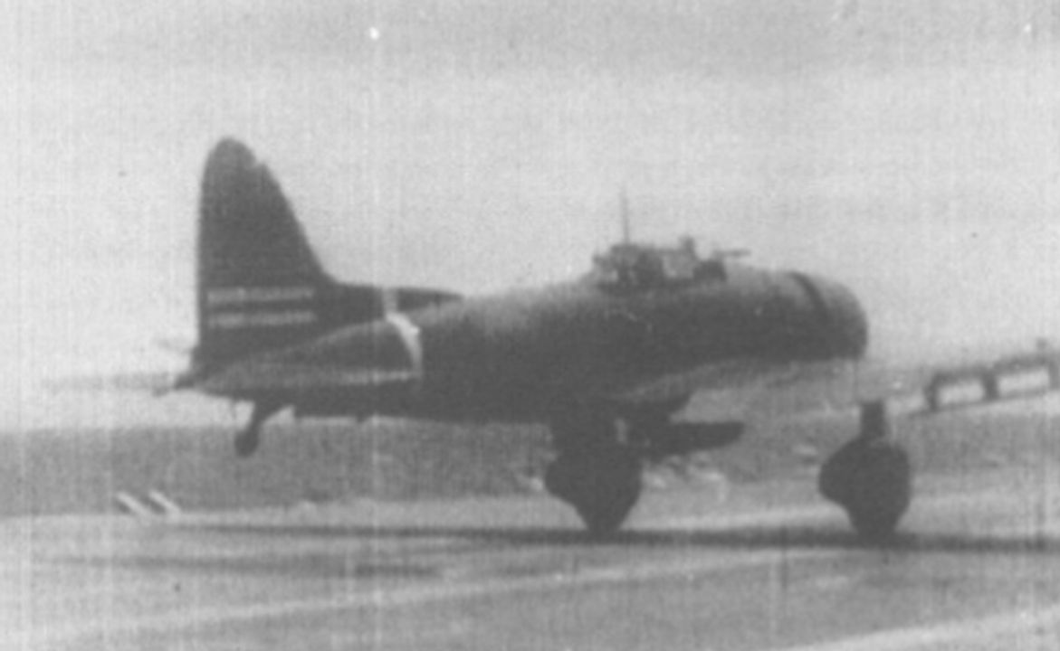 Chiếc máy bay ném bom bổ nhào Type 99 có số hiệu là EI-234 đang chuẩn bị cất cánh từ sàn bay của Shokaku. (Peter C. Smith)