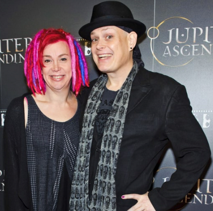 Chị em đạo diễn nhà Wachowski. 