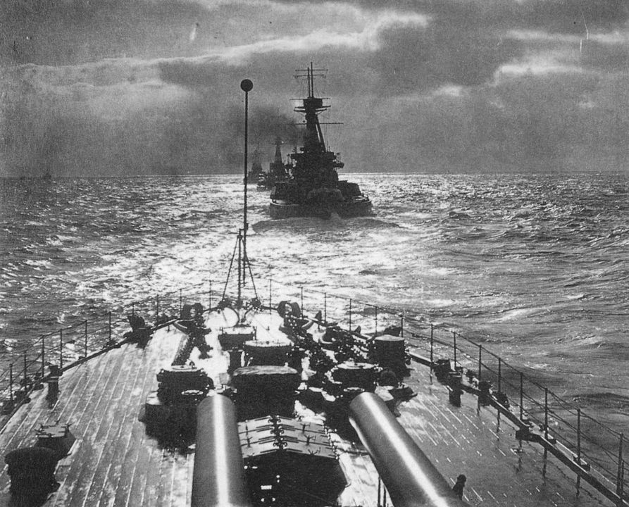 Cột buồm thứ năm của Hạm đội Grand đang tiến về phía nam khi hoàng hôn dần chuyển sang đêm. Hải đội thiết giáp hạm số 5 nhìn từ gần đến xa: HMS Collingwood, Neptune và St. Vincent – như có thể thấy từ HMS Colossus