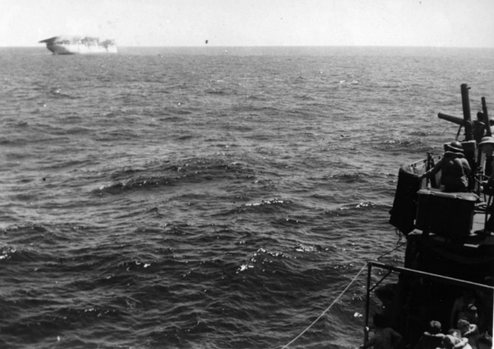 Nhìn chung, các máy bay ném bom ngang gặp rất nhiều khó khăn trong việc đánh trúng mục tiêu trong Chiến tranh Thái Bình Dương. Tuy nhiên, đôi khi chúng vẫn có thể gây sát thương nghiêm trọng. Một trong những trường hợp như vậy được ghi nhận vào ngày 27 tháng 2 năm 1942, khi tàu tiếp tế thủy phi cơ Langley, đang chở đầy máy bay chiến đấu P-40E, bị chín máy bay ném bom Nhật tấn công ở phía nam đảo Java. Con tàu chậm chạp và không được bảo vệ này đã trúng năm quả bom và chịu ba cú suýt trúng khác, buộc lực lượng Đồng minh phải tự đánh đắm tàu. (NHHC)