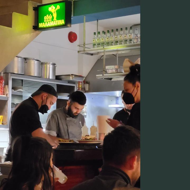 <i>Atlantikos Restaurant</i> với hải sản tươi ngon và giá cả hợp lý,
bàn ghế vỉa hè be bé 