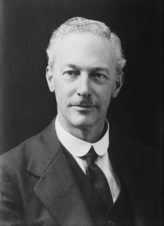 Eustace Tennyson d’Eyncourt (1868–1951) trở thành Cục trưởng Cục Thiết kế Hải quân (Director of Naval Construction – DNC) của Bộ Hải quân Anh vào năm 1912, và chịu trách nhiệm thiết kế các lớp Royal Sovereign, Hood và Renown của Hải quân Hoàng gia. Sau đó, ông phát triển các bản thiết kế “siêu thiết giáp hạm” cho lớp G3 và N3, và sau khi các dự án này bị hủy bỏ, ông đã điều chỉnh chúng để tạo nên lớp thiết giáp hạm Nelson.