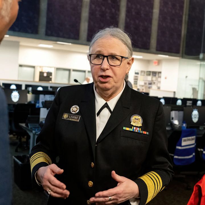 Nhân viên của Đô đốc Rachel Levine, Trợ lý Bộ trưởng Bộ Y tế và Dịch vụ Nhân sinh Mỹ, đã thúc giục WPATH loại bỏ các giới hạn độ tuổi được đề xuất khỏi hướng dẫn của tổ chức này.