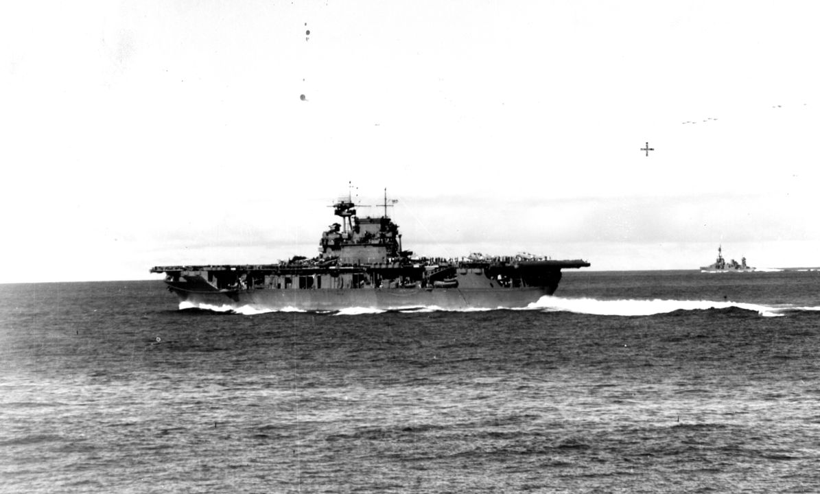 Tàu sân bay Enterprise (CV-6) đang chạy ở tốc độ cao, phía sau là một tàu tuần dương hộ tống. Trận Midway đánh dấu thời khắc rực rỡ nhất trong chiến tranh của con tàu được trao tặng nhiều huân chương nhất của Hải quân Mỹ. Không đoàn của Enterprise chịu trách nhiệm trong việc tiêu diệt Akagi và Kaga, và cùng với các máy bay từ Yorktown đã đánh chìm Soryu. (Naval History and Heritage Command - NHHC)