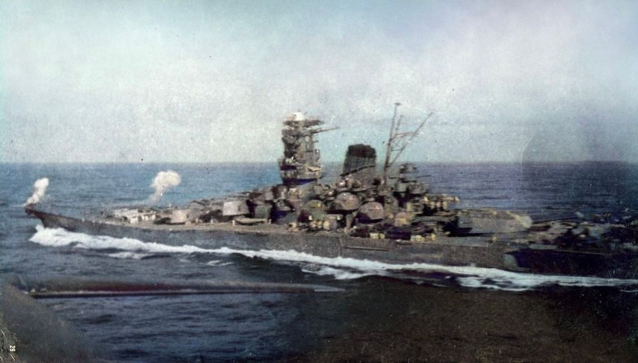 Hình ảnh thiết giáp hạm Musashi đang chạy trên biển được nhìn từ một máy bay cường kích trên bộ Type 1 đang tiến hành huấn luyện tấn công bằng ngư lôi tại Truk, không rõ thời gian chụp.
