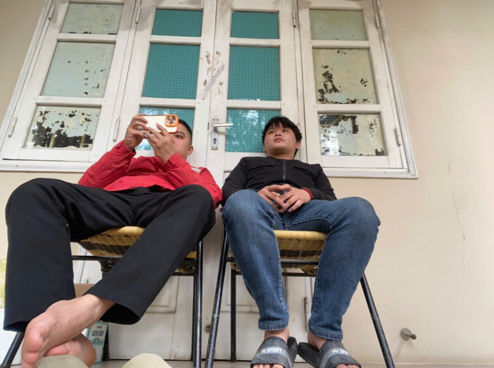 Thằng đau mặt ngồi cạnh thằng đau chân.