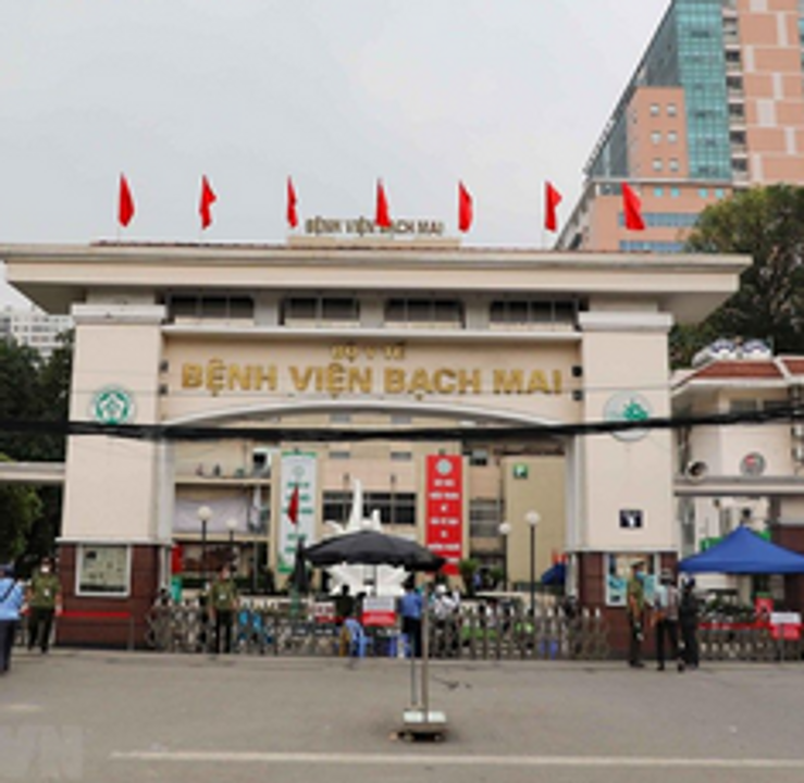 Tôi đứng ngay tại chỗ mấy ông bảo vệ và xe ôm.