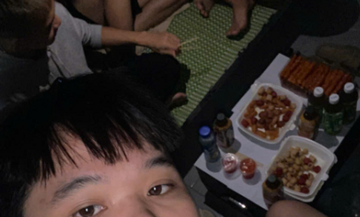 Phòng KTX tôi liên hoan.