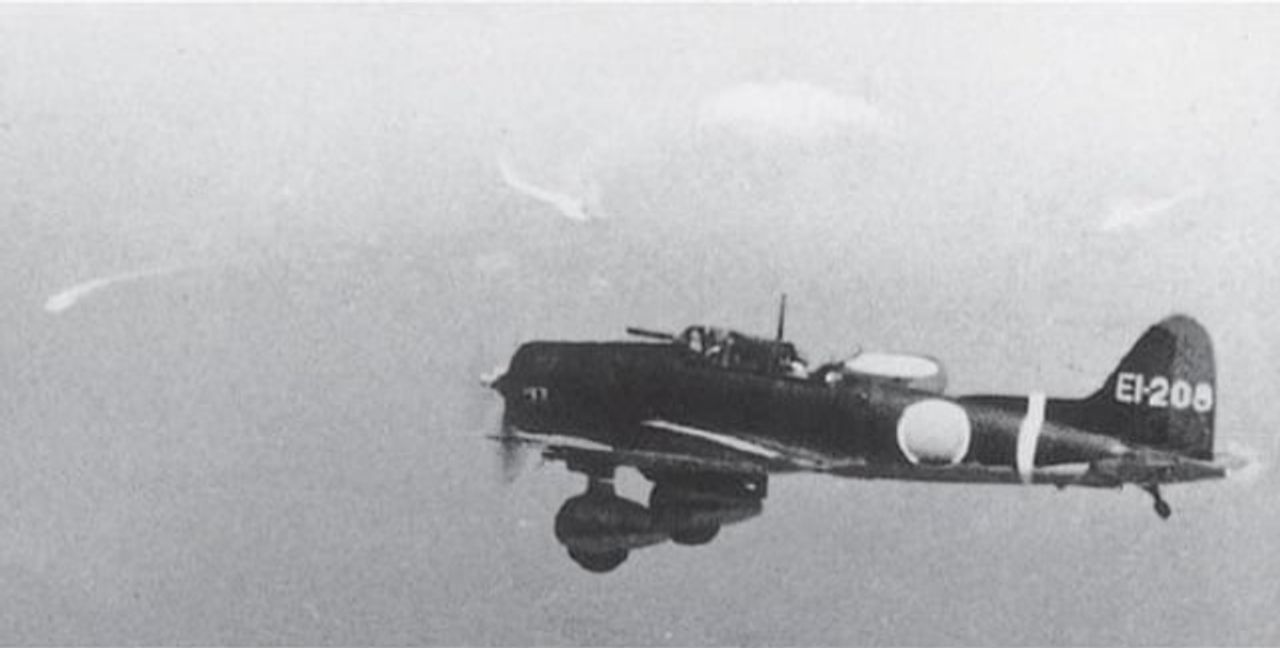 19 chiếc D3A1 từ tàu Shokaku đã tấn công tàu Lexington vào ngày 8 tháng 5 năm 1942, máy bay được chụp ảnh ở độ cao 14.000 feet chỉ vài phút trước khi nó nhắm mục tiêu tàu sân bay. Những gì dường như là dấu vết sóng do các tàu cơ động để lại có thể được nhìn thấy phía sau máy bay ném bom bổ nhào. Trong ảnh là chiếc máy bay D3A1 của tàu Shokaku có mã hiệu đuôi là EI-208 (Bộ sưu tập Tony Holmes)