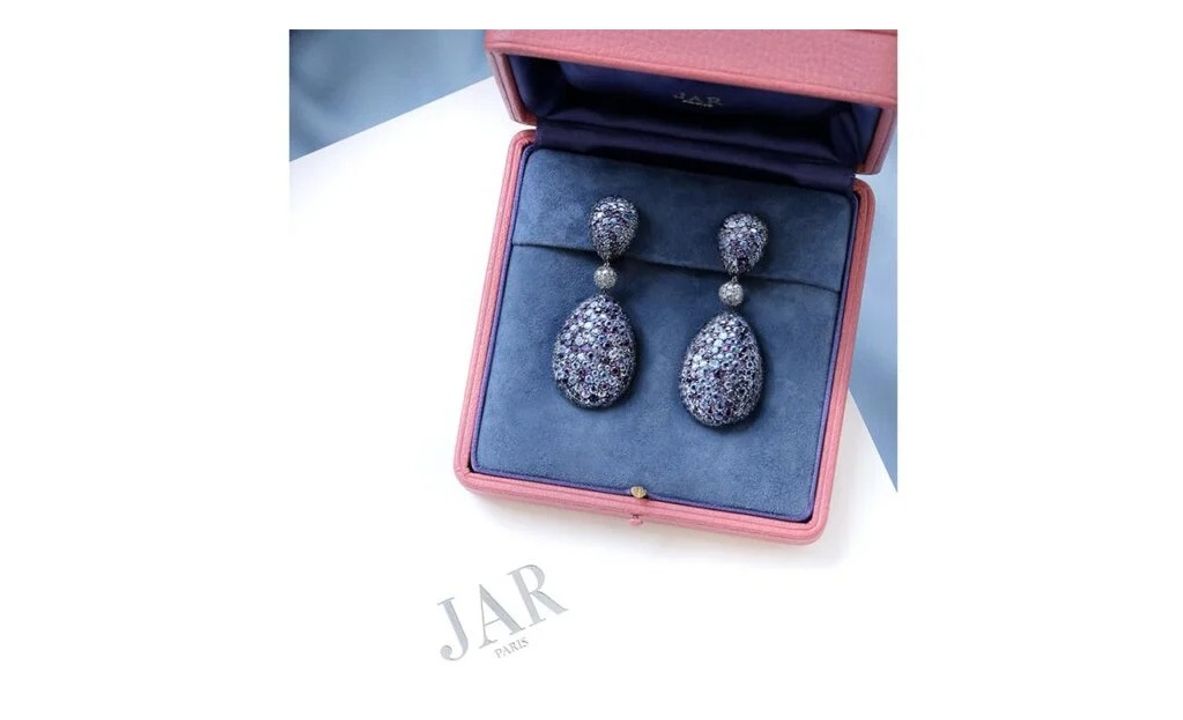 Một đôi bông tai JAR từ cửa hàng The Jewelers Circle. (The Jewelers Circle)