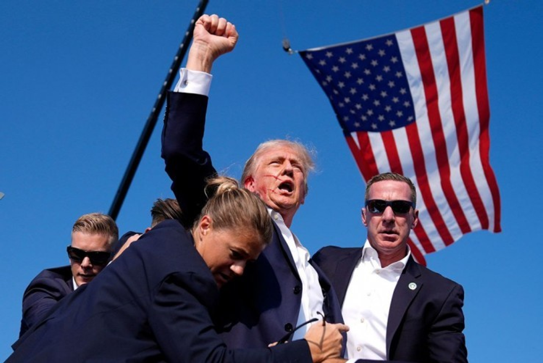 Hình ảnh nổi bật của Tổng thống Donald Trump sau vụ ám sát hôm 14/7 (giờ Việt Nam)