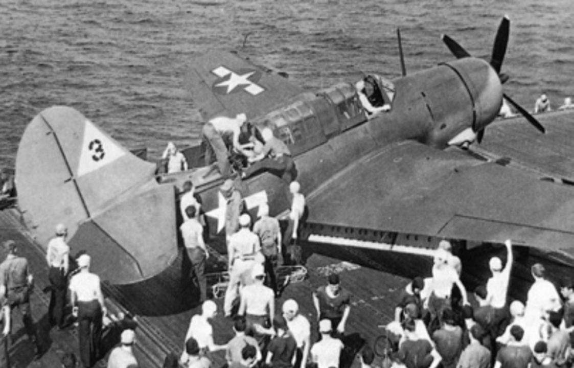 Được chụp ảnh sau cuộc tấn công đảo Yap vào ngày 24 tháng 11 năm 1944, chiếc SB2C-3 kỳ cựu này của VB-20 đã tham gia vào các cuộc tấn công vào Musashi vào tháng trước. Thực vậy, máy bay từ Nhóm Không quân 20 của Enterprise đã chiếm phần lớn lực lượng tấn công. (Tailhook)