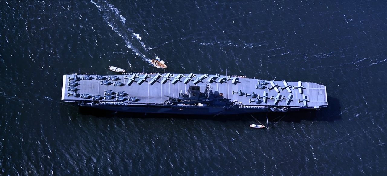 USS Wasp neo đậu tại Vịnh Casco, Maine vào ngày 25 tháng 3 năm 1942. Các máy bay trên sàn bay, một số có cánh gập lại, bao gồm (khoảng) 15 máy bay ném bom trinh sát Vought SB2U-3 Vindicator , ba máy bay ném bom ngư lôi Douglas TBD-1 Devastator và 20 máy bay chiến đấu Grumman F4F-4 Wildcat .