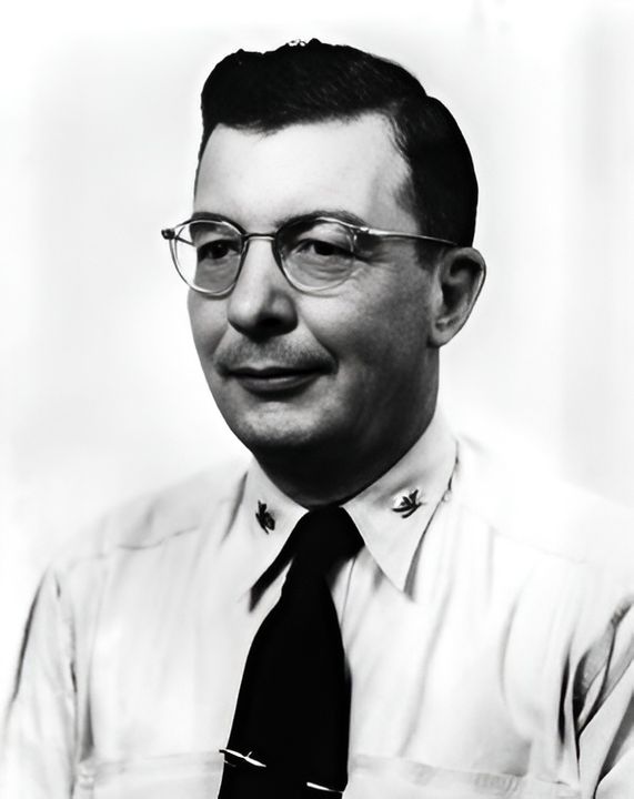 Edwin Thomas Layton (1903 - 1984) là một trong số những người thuộc nhóm đã giải mã kế hoạch của Nhật Bản về Chiến dịch MI.