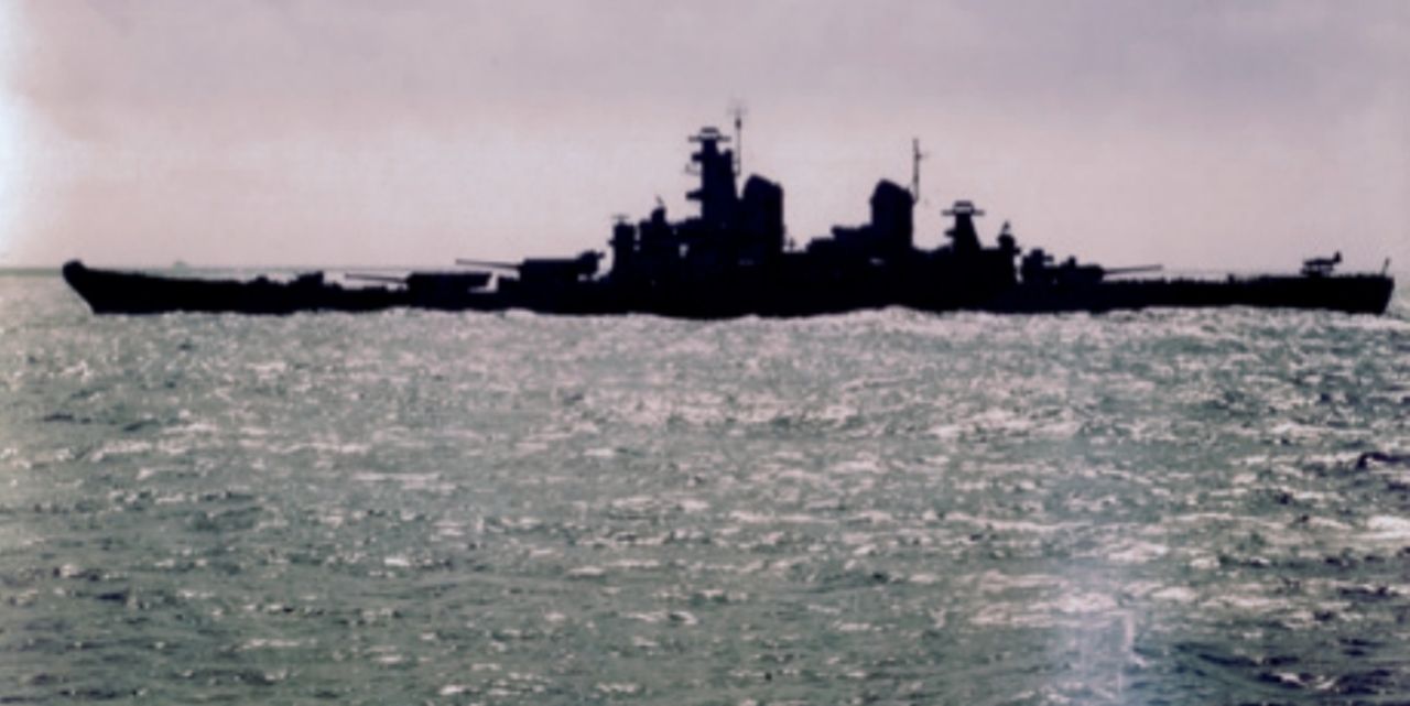 Iowa, được thể hiện trong bức ảnh chụp tháng 12 năm 1944, được thiết kế để đạt tốc độ cao, với thân tàu tương đối mỏng và hệ thống động lực mạnh mẽ. Tuy nhiên, con tàu vẫn được bảo vệ chắc chắn và mang một dàn pháo chính mạnh mẽ gồm ba tháp pháo ba nòng 16 inch/50 như trong hình. Tuy vậy, Hải quân Hoa Kỳ vẫn ưu tiên một thiết giáp hạm được trang bị và bảo vệ mạnh mẽ hơn – đây chính là cơ sở cho lớp Montana. (Naval History and Heritage Command)