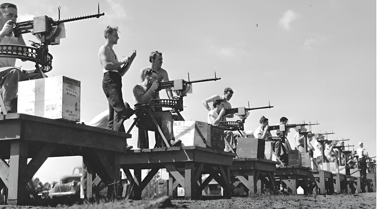 Các xạ thủ PB4Y phải trải qua huấn luyện bắn súng chuyên sâu, bắt đầu bằng bắn đĩa bay (skeet shooting) rồi chuyển sang tập luyện trong các tháp pháo thật mà họ sẽ sử dụng trong chiến đấu. Các thành viên khác trong phi hành đoàn cũng học một khóa ngắn hơn, để có thể luân phiên nhiệm vụ bắn súng trong suốt chuyến tuần tra, đảm bảo các vị trí súng luôn có người trực. Trong ảnh, học viên xạ kích đang bắn súng máy 0.30-cal M2/AN trong các tháp pháo tạm thời trong khóa huấn luyện tháng 3 năm 1944. (80G-473843, RG80, NARA)