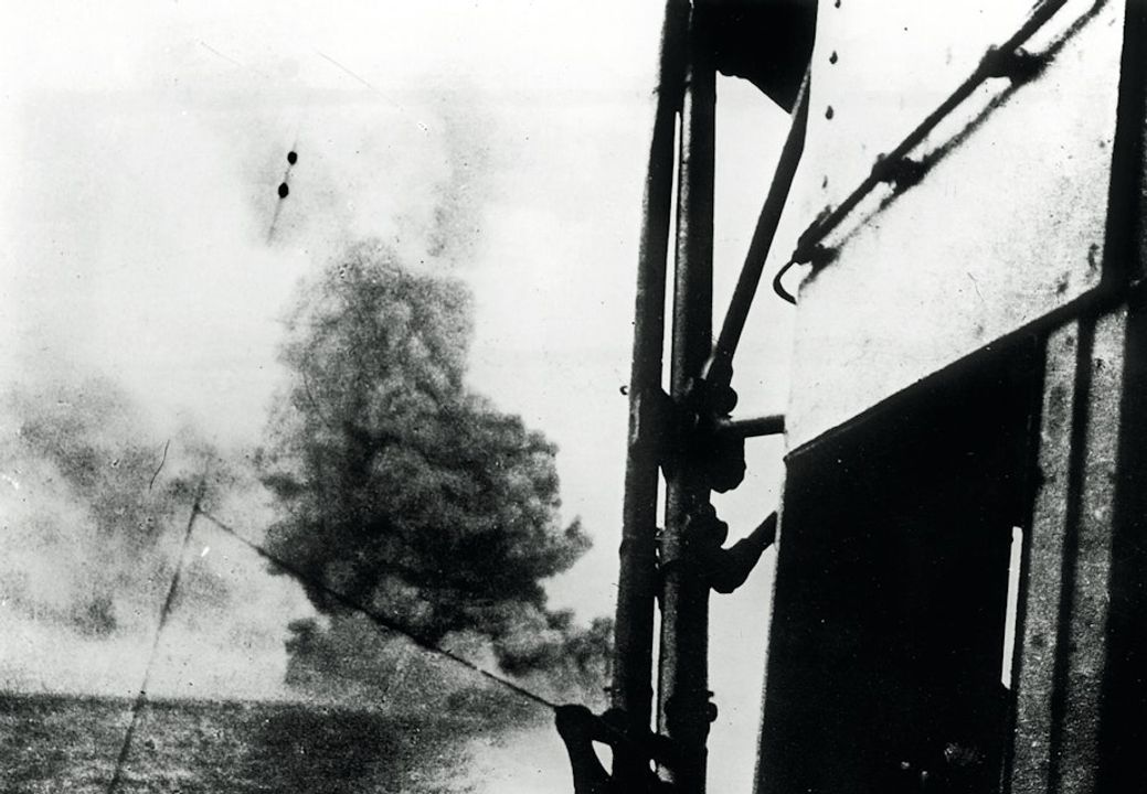 Bên dưới cột khói khổng lồ này là Invincible sau khi con tàu phát nổ. Bức ảnh được chụp từ con tàu đi ngay phía sau, Inflexible. (IWM SP 2469)