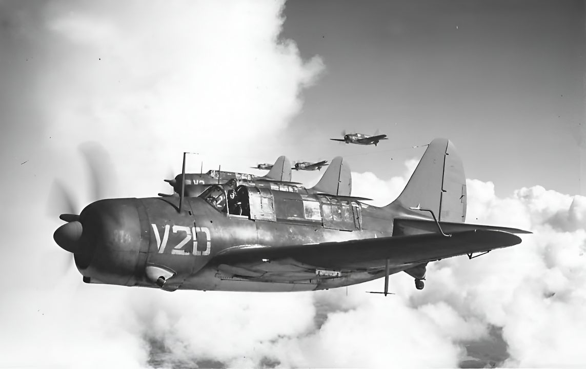 Sáu chiếc SB2C-1 trong một chuyến bay huấn luyện tại Hoa Kỳ vào tháng 12 năm 1943. Chúng có thể thuộc VB-20, đơn vị vừa mới được thành lập tại San Diego vào thời điểm đó, với 18 SBD-5 và chín SB2C-1. Đơn vị này, sau khi được trang bị đầy đủ SB2C-3 và biên chế trên Enterprise, đã đóng vai trò then chốt trong việc đánh chìm Musashi ngày 24 tháng 10 năm 1944. (Jim Sullivan)