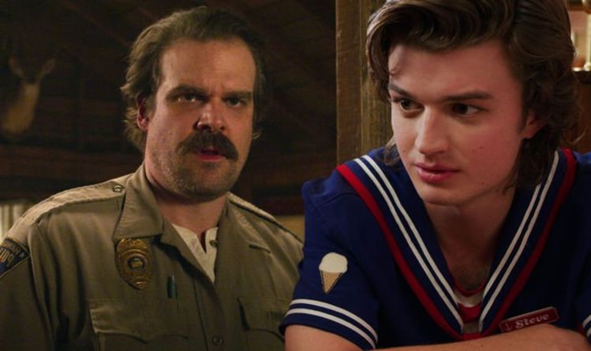 <i>Steve Harrington và </i><i>Jim Hopper là một trong những nhân vật rất được yêu thích.</i>