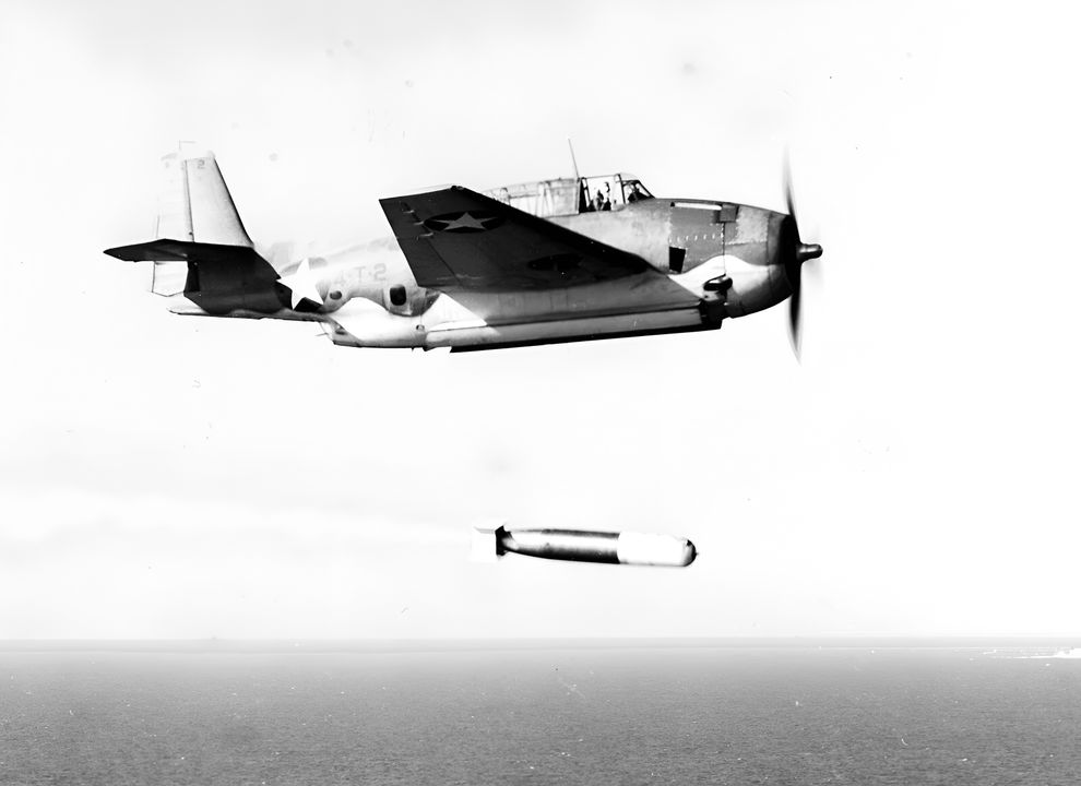 Một chiếc TBF-1 thả ngư lôi Mark 13 trong các cuộc diễn tập vào tháng 10 năm 1942. Ở thời điểm này của cuộc chiến, Mark 13 tỏ ra kém tin cậy, và các Avenger thường được trang bị bom thay thế để tấn công tàu Nhật. (Naval History and Heritage Command)