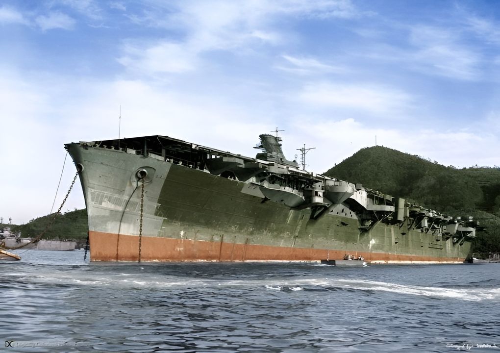 Tàu sân bay Junyo neo đậu tại Sasebo vào ngày 26 tháng 9 năm 1945, sau chiến tranh. 