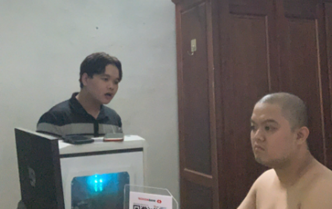 Bộ PC sau khi tôi và Lập béo mang từ phòng khách vào phòng ngủ.