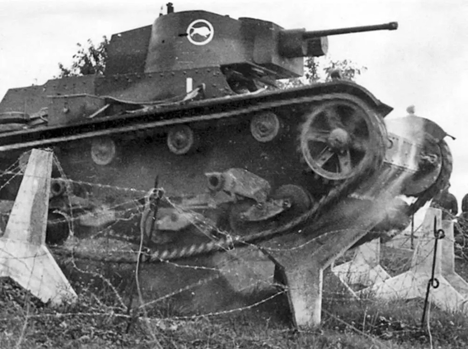 <i>Xe tăng Ba Lan phá vỡ công sự ở biên giới Tiệp Khắc.</i>