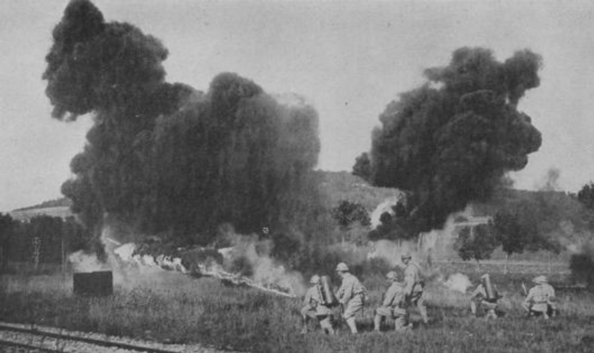 quân Đức dùng súng phun lửa