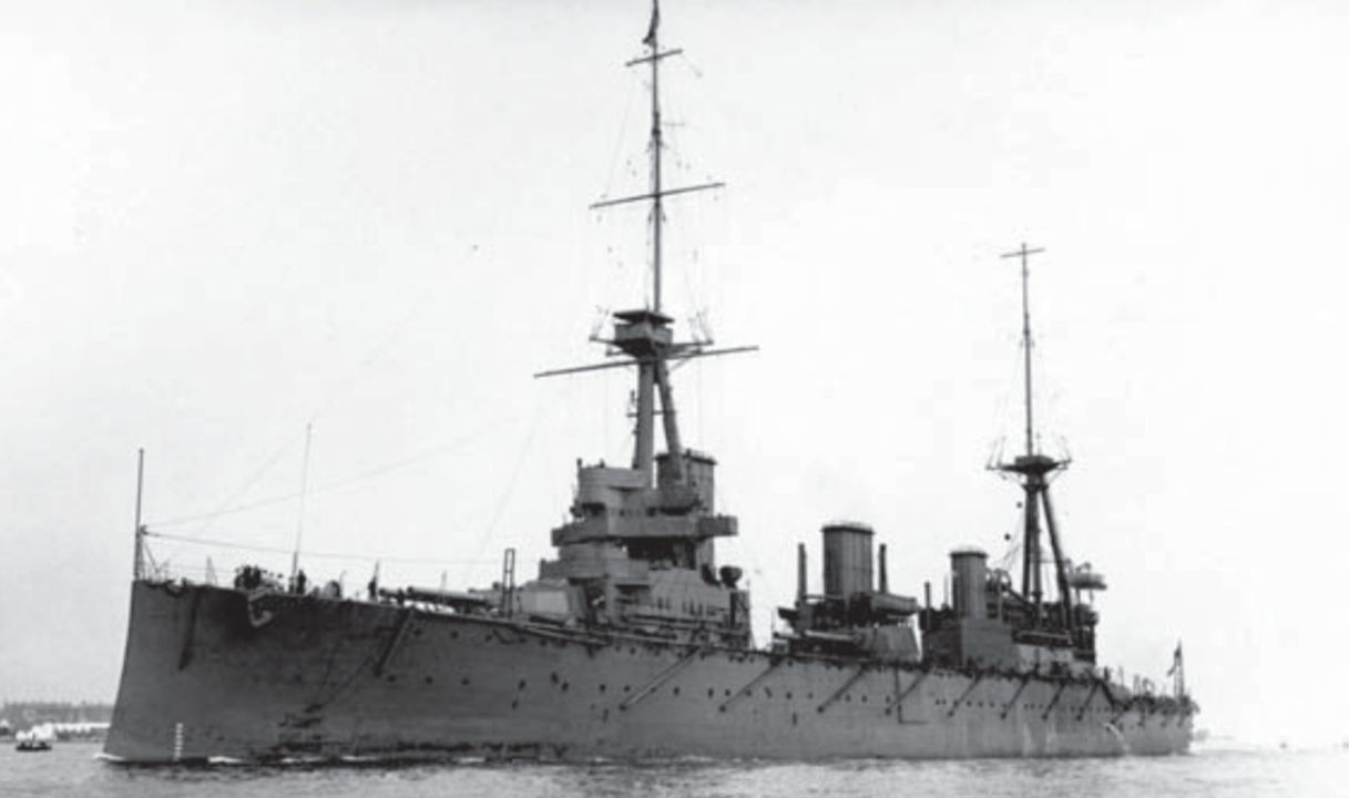 Tàu chiến lớp Indefatigable – Australia – đã va chạm với tàu chị em New Zealand vào ngày 22 tháng 4 năm 1916 và không được sửa chữa kịp thời để tham gia trận Jutland. Con tàu đã sống sót qua chiến tranh và bị đánh chìm vào năm 1924 để tuân thủ các giới hạn do Hiệp ước Hải quân Washington đặt ra. (Cody Images)