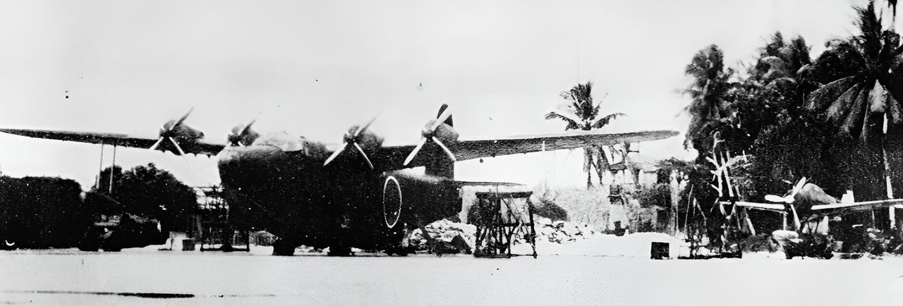 Một chiếc H8K đang nghỉ trên khung xe chở thủy phi cơ bên cạnh một chiếc tiêm kích thủy phi cơ Hải quân Type 2 Nakajima A6M2-N trên một hòn đảo nào đó ở Thái Bình Dương. (80G-214899, RG80, NARA)