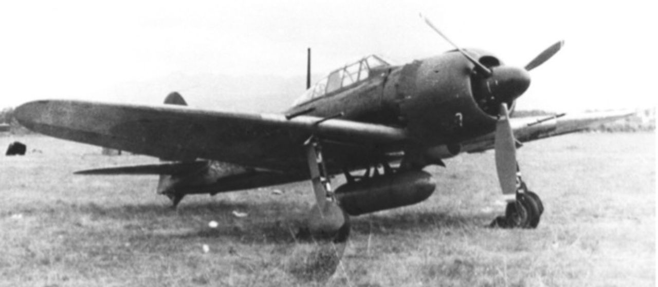 Máy bay tiêm kích tàu sân bay A6M5 Type 0 (thường gọi là Zero-sen) là máy bay kamikaze phổ biến nhất. Mặc dù đã lỗi thời vào năm 1944 trong vai trò tiêm kích chiếm ưu thế trên không, song tốc độ và khả năng cơ động khiến nó rất phù hợp cho nhiệm vụ cảm tử. (Bộ sưu tập Peter M. Bowers, Bảo tàng Hàng không)