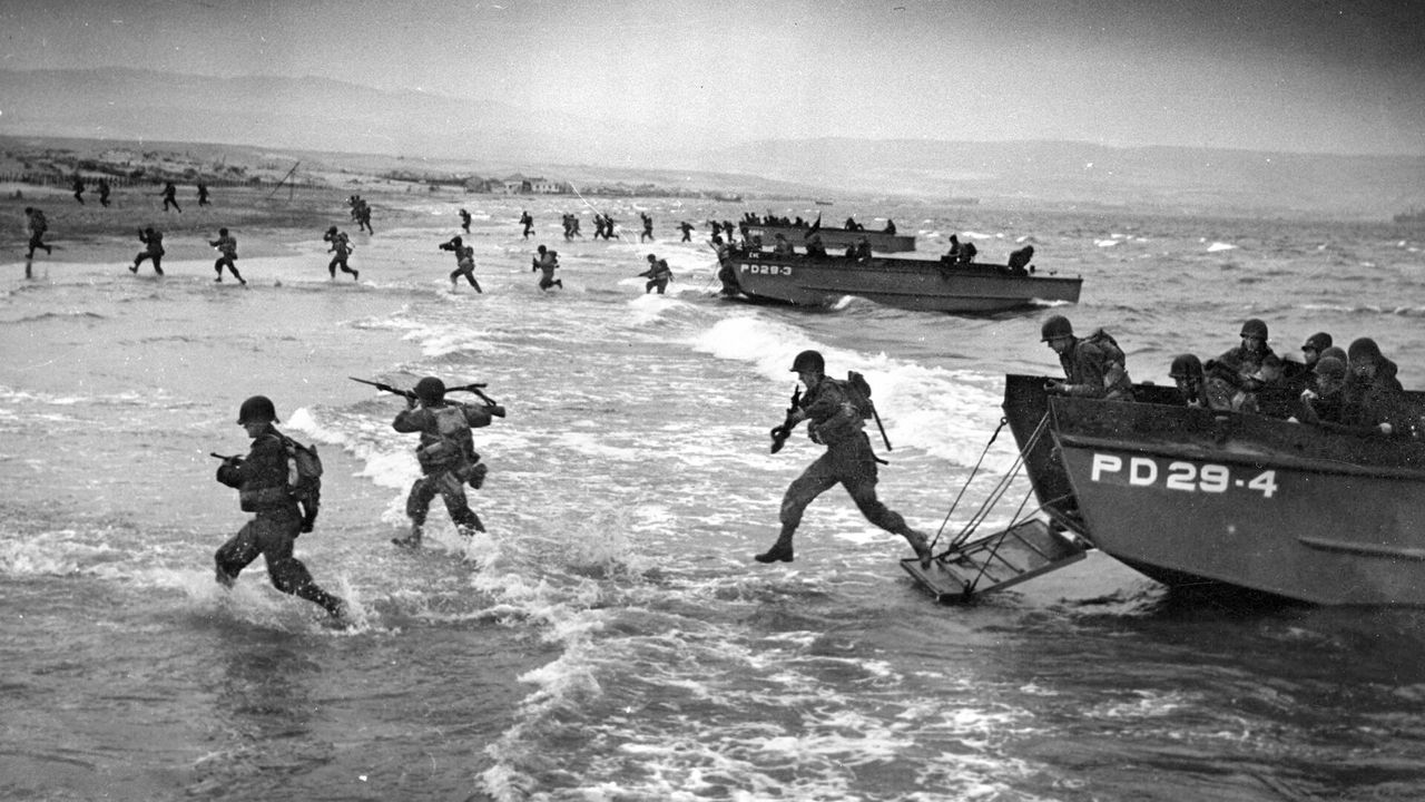 Quân Đồng Minh đổ bộ vào Bắc Phi trong Chiến dịch Bó Đuốc