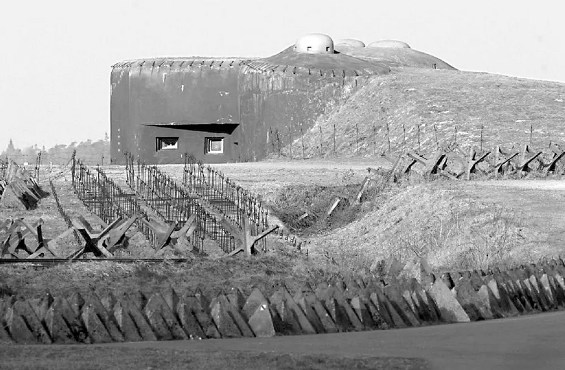 <i>Một boongke trên tuyến phòng thủ của Tiệp Khắc ở Sudetenland, được gọi là "phòng tuyến Benes" – được mệnh dang là "phòng tuyến Maginot" của Tiệp Khắc.</i>