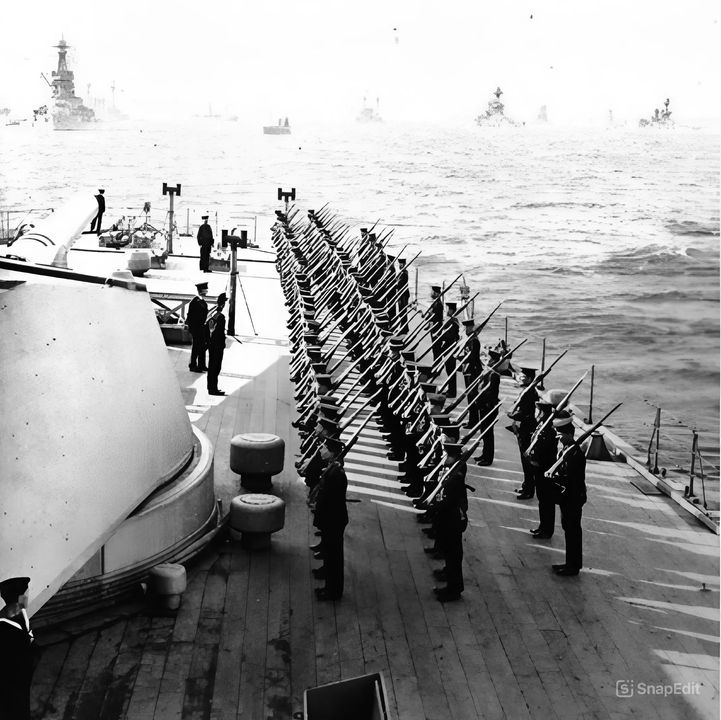 Buổi diễn tập nghi lễ sử dụng súng bộ binh được thực hành bởi Thủy quân Lục chiến Hoàng gia trên boong sau của thiết giáp hạm lớp Royal Sovereign HMS Royal Oak, khi đang neo đậu tại Scapa Flow năm 1917. Sĩ quan cao cấp trong chiếc mũ chóp ba góc cho thấy sự xuất hiện sắp tới của một vị khách quan trọng.