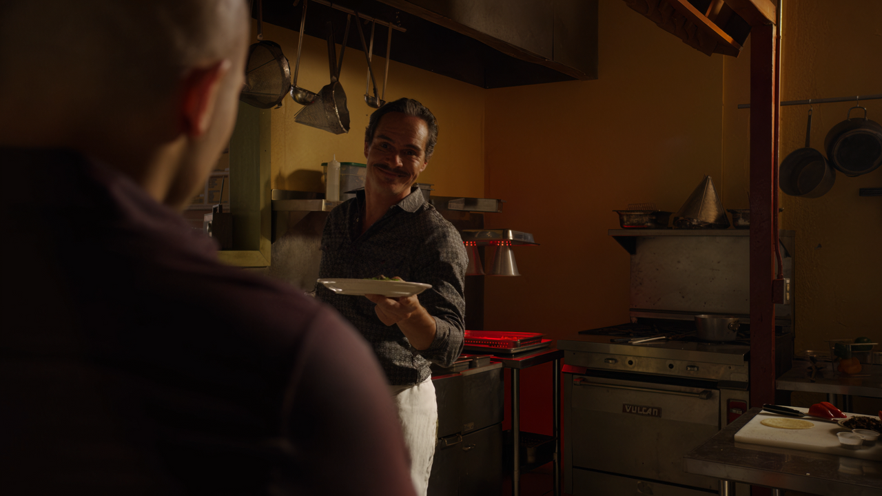 Khi biết đây là một thành viên nhà Salamanca chúng ta không khỏi té ngửa và bật cười vì độ hài hước của phân cảnh này, Lalo lần đầu xuất hiện lắc lư theo điệu nhạc, tay dao tay thớt chuẩn bị món Taco gia truyền trứ danh. Ngược lại thì Nacho mặt cắt không còn giọt máu vì biết rằng kẻ đứng trước mặt mình không hề dễ đối phó như Tuco hay Hector.