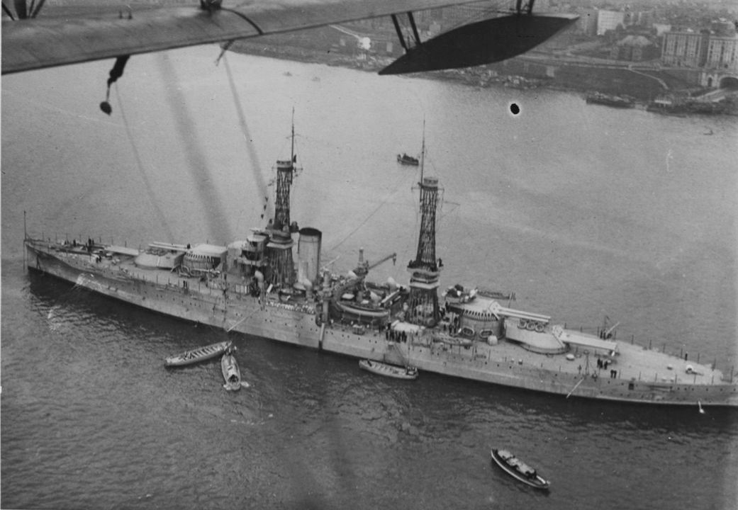 Chiếc siêu dreadnought đầu tiên của Hải quân Mỹ, Nevada, được chụp ngoài khơi New York vào năm 1919. Chú ý cách bố trí hỗn hợp của các pháo chính 14 inch/45, với hai tháp pháo ba nòng và hai tháp pháo đôi. Nevada là thiết giáp hạm cuối cùng của Hải quân Mỹ trang bị pháo chính theo kiểu này. Các cột buồm dạng lồng lớn sau đó đã được thay thế bằng cột buồm ba chân cao tương đương vào thời điểm bắt đầu Chiến tranh Thái Bình Dương.