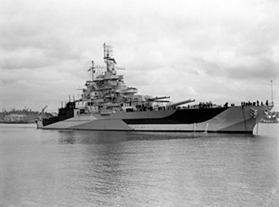 Bức ảnh này của tàu West Virginia cho thấy con tàu vào tháng 7 năm 1944 sau khi tái cấu trúc. Tàu đã được hiện đại hóa hoàn toàn, mang lại cho nó khả năng chiến đấu của một thiết giáp hạm nhanh. Lưu ý các pháo 5 inch/38 mới trên mạn tàu. Ra đa lớn trên đỉnh cấu trúc thượng tầng phía trước là ra đa tìm kiếm trên không SK; bên dưới là ra đa hình trụ Mk 8 trên đỉnh bộ chỉ huy hỏa lực pháo chính. Một bộ chỉ huy hỏa lực pháo chính Mk 34 thứ hai có thể thấy phía sau cột buồm chính.