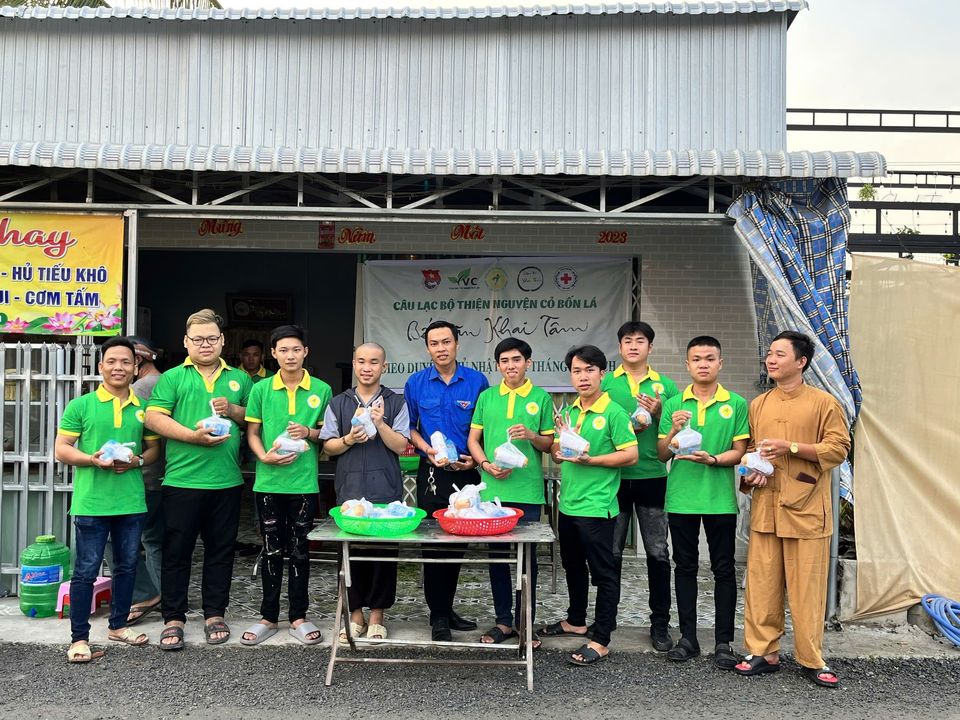 Ảnh hoạt động trao suất ăn tại trước của Tiệm Quán Chay gia đình Cô Nguyễn Thị Gừng (Mẹ của Phước Vĩnh), còn là nơi gắn bó xuyên suốt 3 năm qua của Bếp Chay Khai Tâm điểm Đồng Tháp 