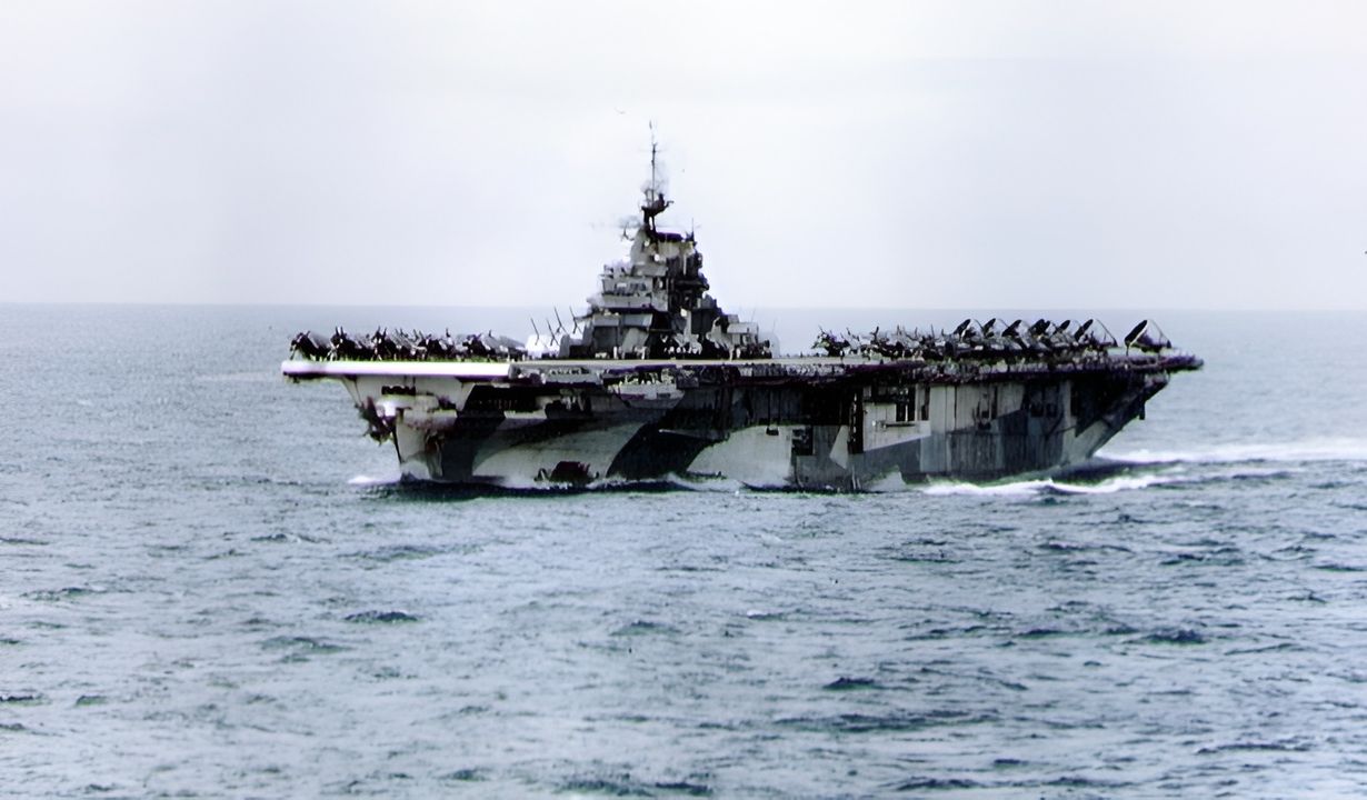 USS Hornet (CV-12) đang ở ngoài khơi Okinawa vào ngày 27 tháng 3 năm 1945. Các máy bay nhìn thấy trên sàn bay thuộc về Không đoàn Tàu sân bay 17 (CVG-17). Con tàu được sơn họa tiết ngụy trang chói mắt theo Measure 33, Design 3A.