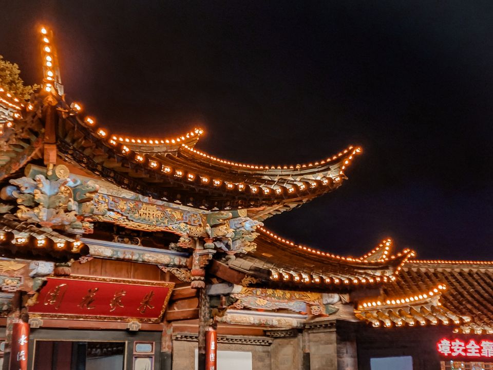 <i>Sau bữa tối, bước chân về lại chốn Hoa viên ngả bóng thời gian</i>