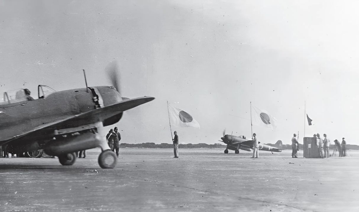 Một bức ảnh báo chí đương thời cho thấy một Đơn vị Tấn công Đặc biệt của Lục quân gồm những sinh viên đại học mới được huấn luyện đang đưa các tiêm kích Ki-43-III ra tiền tuyến vào mùa xuân năm 1945. Những chiếc máy bay này đều được trang bị hai thùng dầu phụ 200 lít và không mang bom, điều này thực sự cho thấy các phi công “Oscar” đang bay tới các căn cứ tiền phương mới, chứ không phải thực hiện một phi vụ cảm tử một đi không trở lại. (via Edward M. Young)