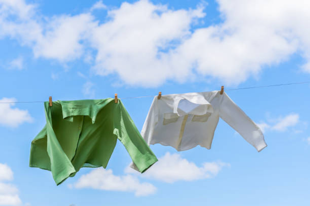 Phơi quần áo ở nơi thoáng gió giúp nhanh khô hơn