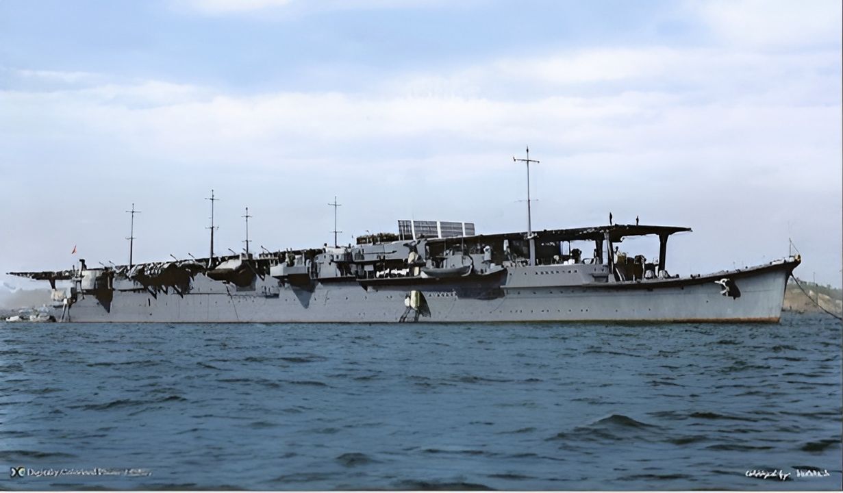 Shoho ở Xưởng hải quân Yokosuka ngày 20 tháng 12 năm 1941   (Ảnh được tô màu bởi irootoko jr)