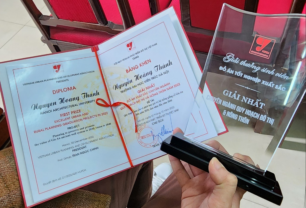 <i>Cúp thủy tinh nặng trịch, cầm 1 tay gần quá trời cơ</i>