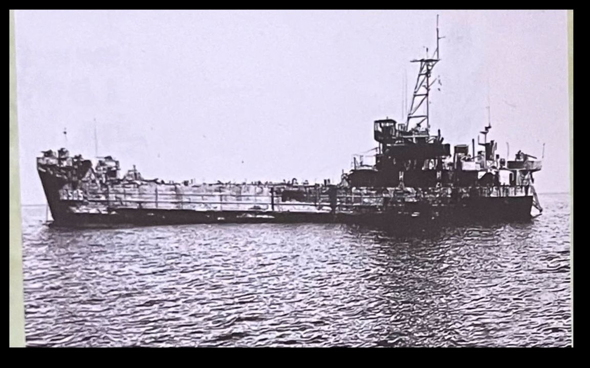 Tàu H0505 lao lên bãi ngầm ở đảo Cô Lin cầm cờ khảng định chủ quyền Tổ quốc vào ngày 14/3/1988. (Ảnh: Bảo tàng Lịch sử quân sự Việt Nam)