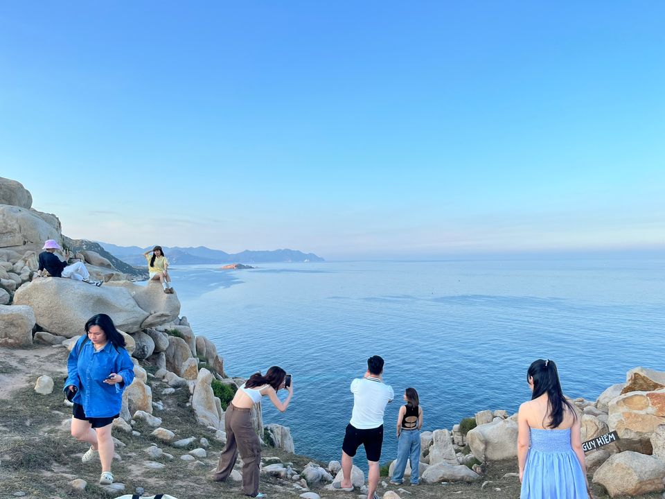 Chữ nguy hiểm hơi bé thì phải. trượt chân 1 phát thì...