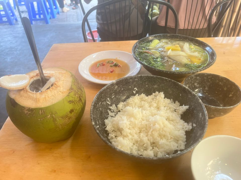 Cơm trưa "đạm bạc" hơi xót ví tiền vì riêng bát canh kia đã có giá 100k. Đi 1 mình đâu dám trách ai