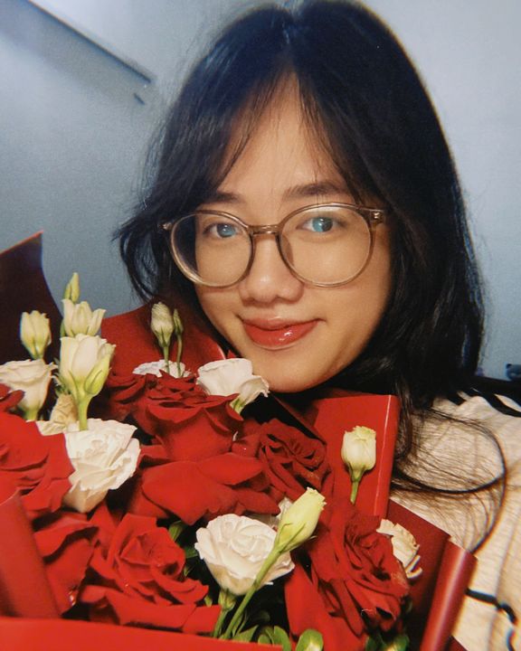 bó hoa hồng đỏ bố mẹ tặng trong lễ tốt nghiệp của con