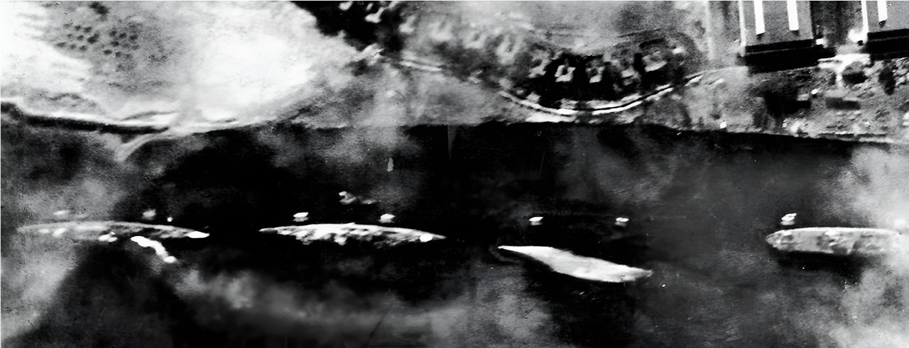 Bức ảnh này, chụp phía tây đảo Ford bởi một máy bay Type 97, cho thấy hậu quả sau các đòn tấn công ngư lôi của Nhật Bản. Từ trái sang phải là: tàu tuần dương hạng nhẹ Detroit, tàu tuần dương hạng nhẹ Raleigh (nghiêng sang mạn trái sau khi trúng một quả ngư lôi), tàu huấn luyện Utah (đã lật úp sau khi trúng hai ngư lôi) và tàu chở thủy phi cơ Tangier. (NHHC)