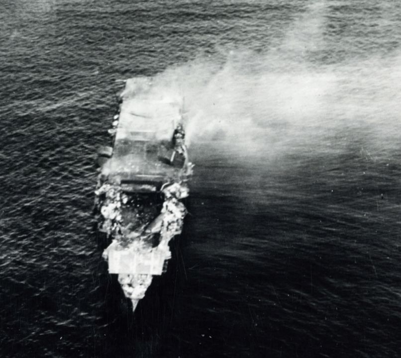 Tây bắc Midway vào sáng ngày 5 tháng 6 năm 1942. Một bức ảnh khác được chụp bởi máy bay từ tàu Hōshō. Thủy thủ trên boong đã được tổ trinh sát báo cáo, nhưng không ai có thể thấy rõ trong bức ảnh này. Toàn bộ phần trước của sàn đáp đã bị phá hủy và sụp xuống khoang chứa máy bay bên dưới. Sau nhiều giờ, các đám cháy vẫn chưa được dập tắt và con tàu bị bao phủ bởi khói lửa. (Naval History & Heritage Command, NH 73065)